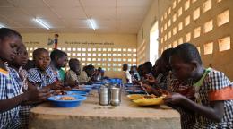 Les élèves de l’école EPP Nahoualakaha, béniciaires des vivres et du matériel fournis par le PAM, déjeunent ensemble dans la cantine scolaire