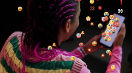 Женщина смотрит в свой телефон