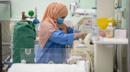 A female Yemeni nurse works in a hospital.