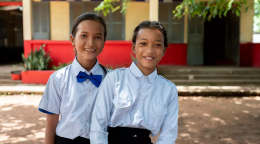 Comment les nouvelles toilettes des élèves ont transformé l’école primaire Srer Chhouk, améliorant l’assiduité, la santé et la fierté des élèves dans le nord-est isolé du Cambodge.