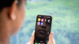 Una mujer mira la pantalla de su celular