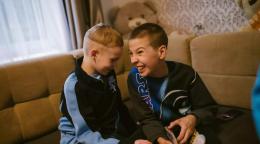 Два мальчика смеются