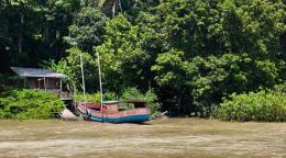 Una embarcación amarrada en un embarcadero del río Guamá.