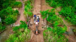 Le bassin et les plaines inondables du Tonlé Sap sont à la fois l’une des régions agricoles les plus importantes du Cambodge et l’une des plus exposées aux inondations et aux sécheresses. Le changement climatique a entraîné une baisse de 20 à 30 pour cent du rendement des cultures pour les agriculteurs de la région. 