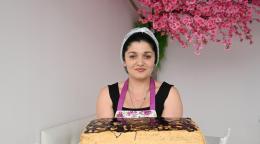 Lika dans son café à Ozurgeti, fière de ses gâteaux fraîchement préparés, symbole de son nouveau départ et de sa détermination à offrir une vie meilleure à ses enfants.