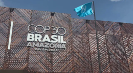 Место проведения КС-30 с фасадом-решёткой и флагом ООН на переднем плане