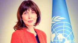 Un haute responsable de l’ONU pose pour une photo.