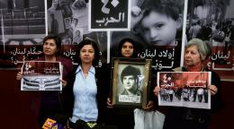 Au Liban, quatre femmes tiennent des photos de leurs proches disparus.