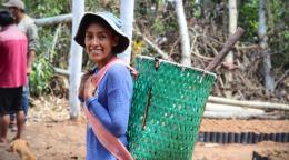 Mujer mostrando su recolección de cultivos