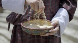 Женщина держит миску с квиноа.