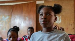 Fuyant l'insécurité à Port-au-Prince, Dieussika, âgée de 13 ans, s'est réfugiée dans un camp de déplacement, où elle a pu reprendre ses études.