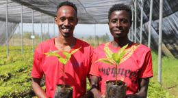 رجلان في إثيوبيا أمام حقلهما الزراعي.