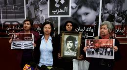 Au Liban, quatre femmes tiennent des photos de leurs proches disparus.
