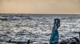Au Sénégal, une femme porte un seau d'eau sur sa tête.