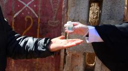 يدٌ تُقدّم الدواء إلى يدٍ أخرى