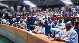 Vue d’ensemble des participants à la Rencontre nationale du Dialogue intergénérationnel à Niamey, réunissant autorités, leaders communautaires et jeunesse pour la cohésion nationale.