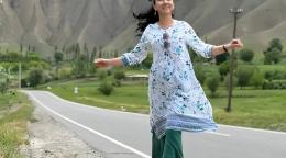 Девушка на фоне гор