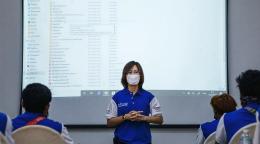 名妇女正在为移民进行职业培训。