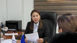 Айчурек Камаева работает за своим письменным столом