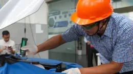 一名男子正在修理汽车发动机。