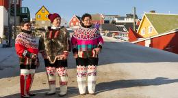 Trois femmes Inuites au Groenland.