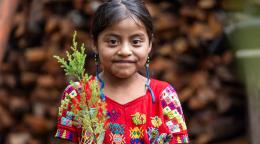 فتاة صغيرة من السكان الأصليين.