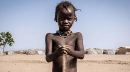Un petit garçon dans un pays d’Afrique.