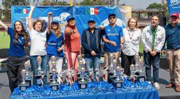 Organizadores celebrando el fútbol