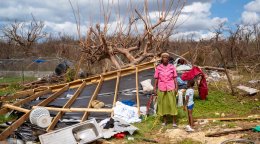 Una mujer y un niño junto a los restos de una vivienda destruida en una zona afectada por el huracán Melissa
