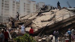 La gente busca entre los escombros de los edificios derrumbados en La Guaira, Venezuela.