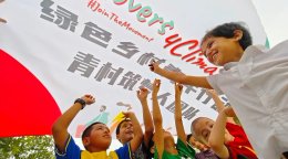 中国儿童在横幅下。
