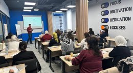 Умиджон проводит сессию по кибербезопасности для женщин.