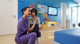一位女孩和验光师在一起。