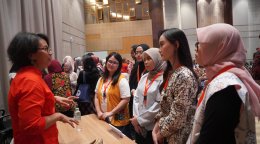 Young women leaders in Indonesia meeting senior executives at a forum.