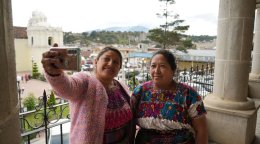 Mujeres tomándose una fotografía.