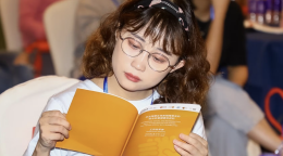 一个女孩在看书。