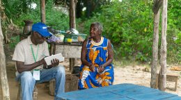 Un homme et une femme d'une communauté au Gabon.