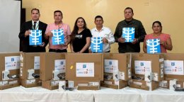 Equipo recibiendo los equipos contra la violencia