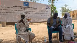 Un Volontaire des Nations Unies lors d'une réunion avec des membres de la communauté locale au Tchad.