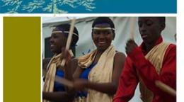 Portada del documento con fondo azul, verde y blanco, y una imagen de tres jóvenes tocando instrumentos.