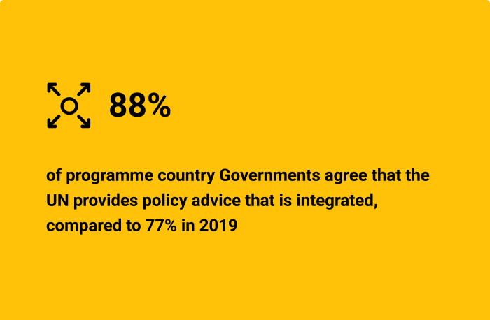 A yellow card with an icon of the four arrows points in opposite directions diagonally with a circle in the centre, and text.