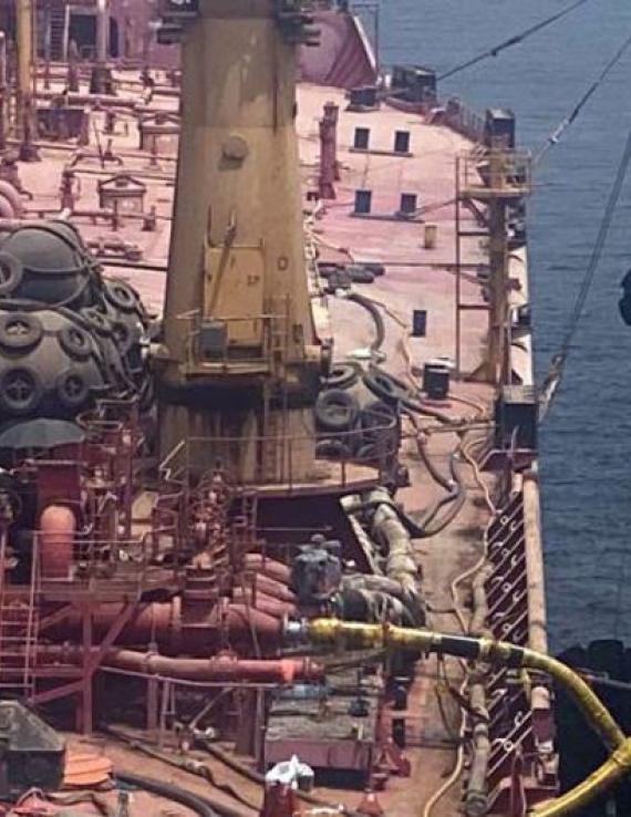 The UN has started a complex operation to transfer crude oil from a decaying supertanker stranded off the coast of Yemen since 2015.