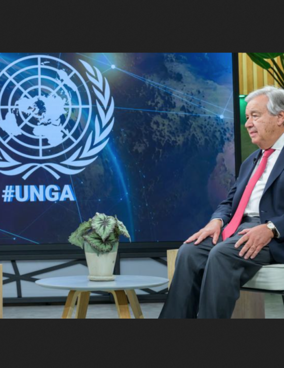 Фото ООН/М.Гартен Замдиректора Отдела новостей и медиа Департамента глобальных коммуникаций Мита Хосали интервьюирует Генерального секретаря ООН Антониу Гутерриша.