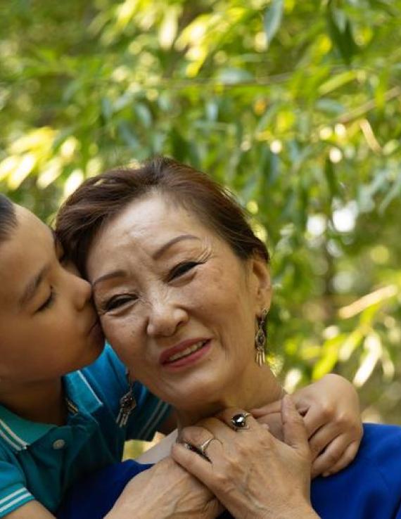 Внук целует бабушку в лоб