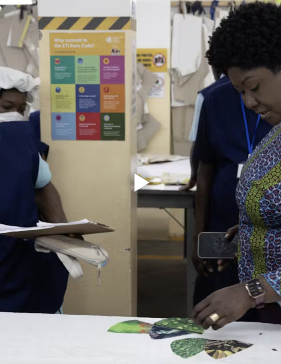 Linda Ampah est la fondatrice et la directrice générale d’une entreprise de confection de vêtements qui emploie environ 400 personnes à Accra, au Ghana. Son usine a amélioré sa productivité et ses conditions de travail grâce à l’assistance technique du programme «Écosystèmes de productivité pour le travail décent» de l’Organisation internationale du Travail (OIT) au Ghana, financé par la Secrétariat d’État suisse à l’économie (SECO) et l’Agence norvégienne de coopération au développement (NORAD).