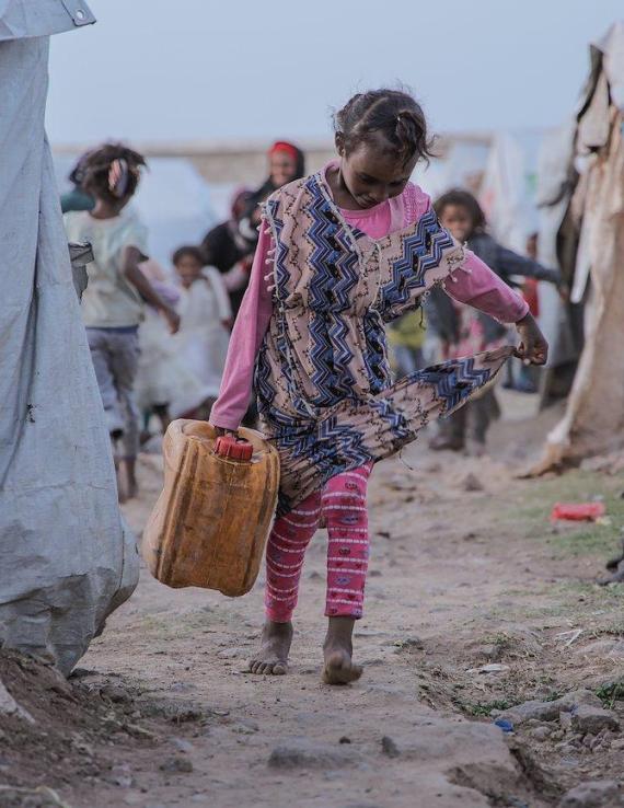 المخاطر البيئية من الصعوبات التي يواجهها الأطفال في اليمن.