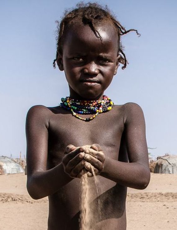 Un petit garçon dans un pays d’Afrique.