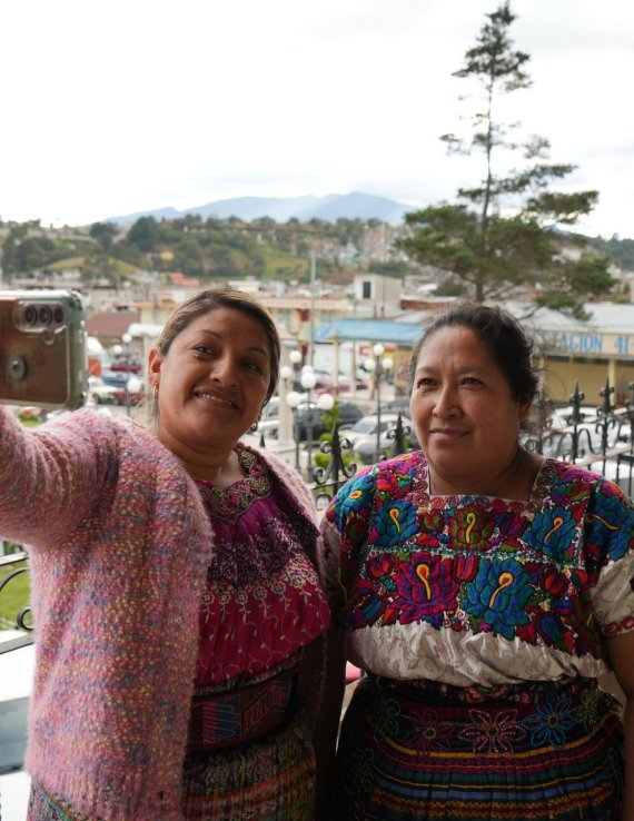 Mujeres tomándose una fotografía.