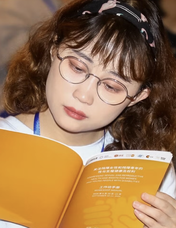 一个女孩在看书。