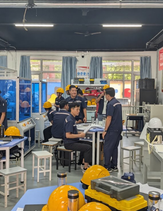 2026年7月，学员们在北京工业技师学院参加高级工业机器人培训。